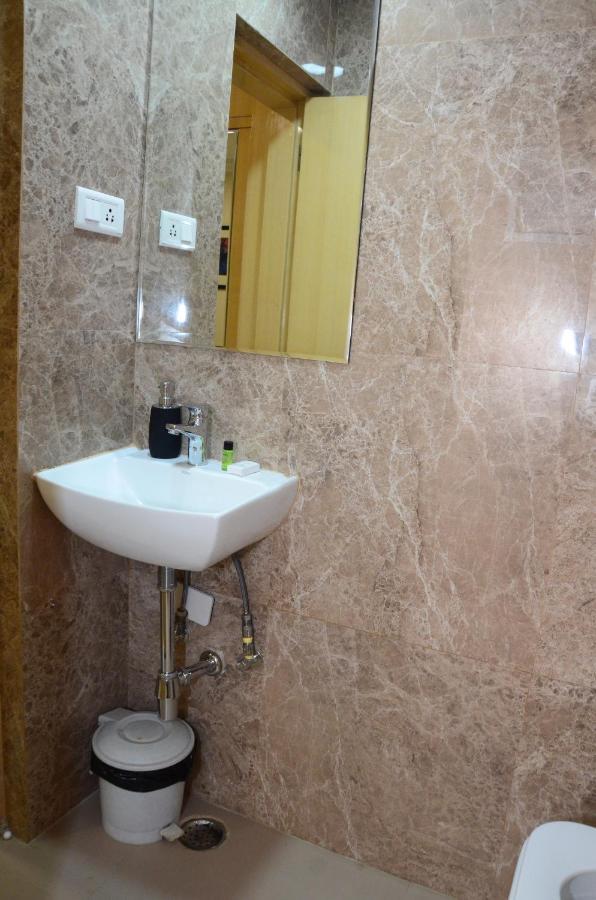 Crytsal Residency Hotel รานจี ภายนอก รูปภาพ