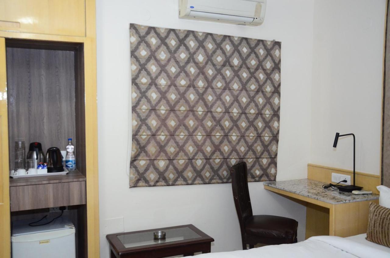 Crytsal Residency Hotel รานจี ภายนอก รูปภาพ