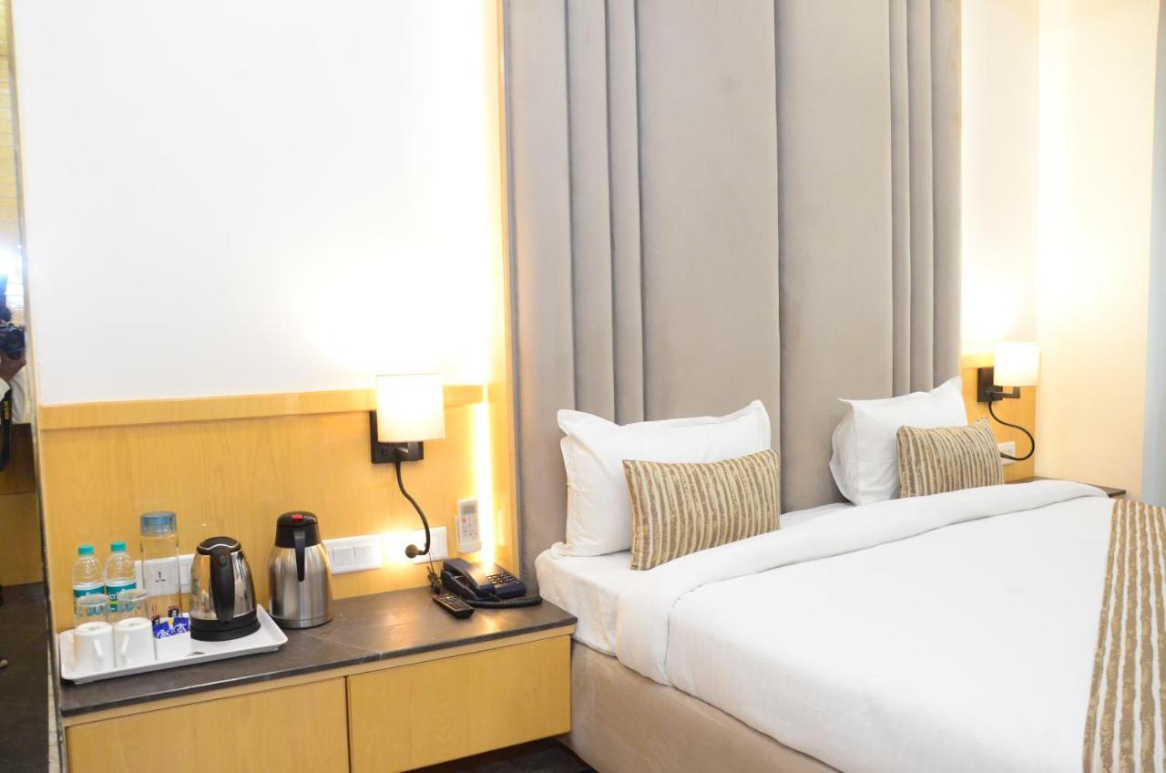 Crytsal Residency Hotel รานจี ภายนอก รูปภาพ
