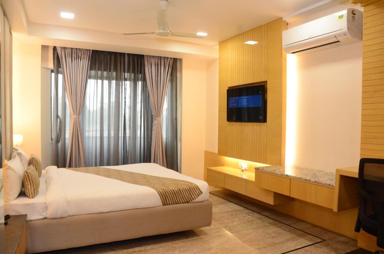 Crytsal Residency Hotel รานจี ภายนอก รูปภาพ