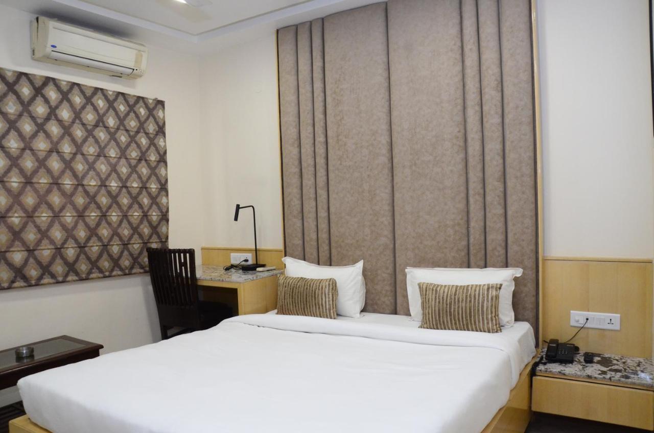 Crytsal Residency Hotel รานจี ภายนอก รูปภาพ