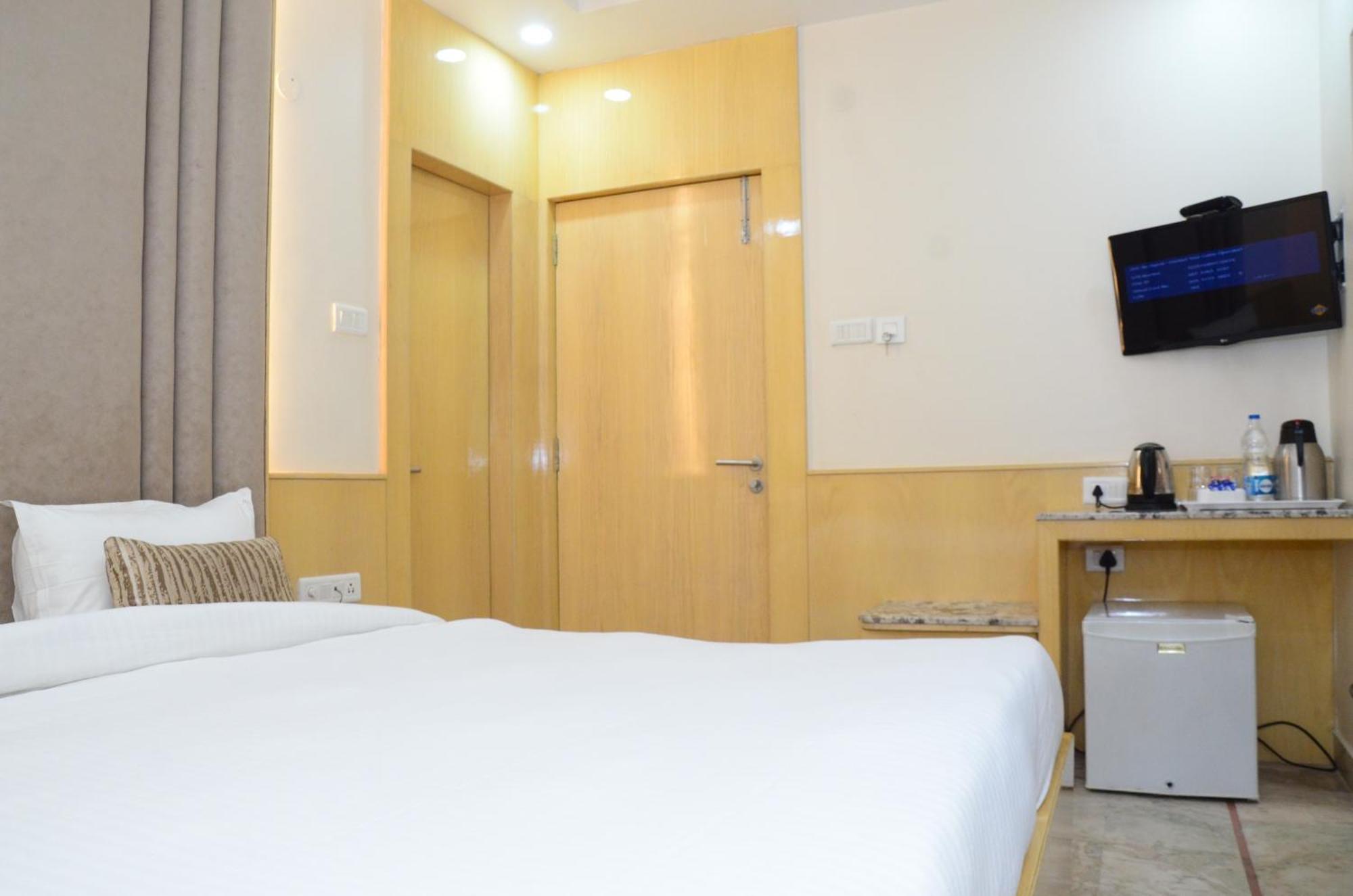 Crytsal Residency Hotel รานจี ภายนอก รูปภาพ