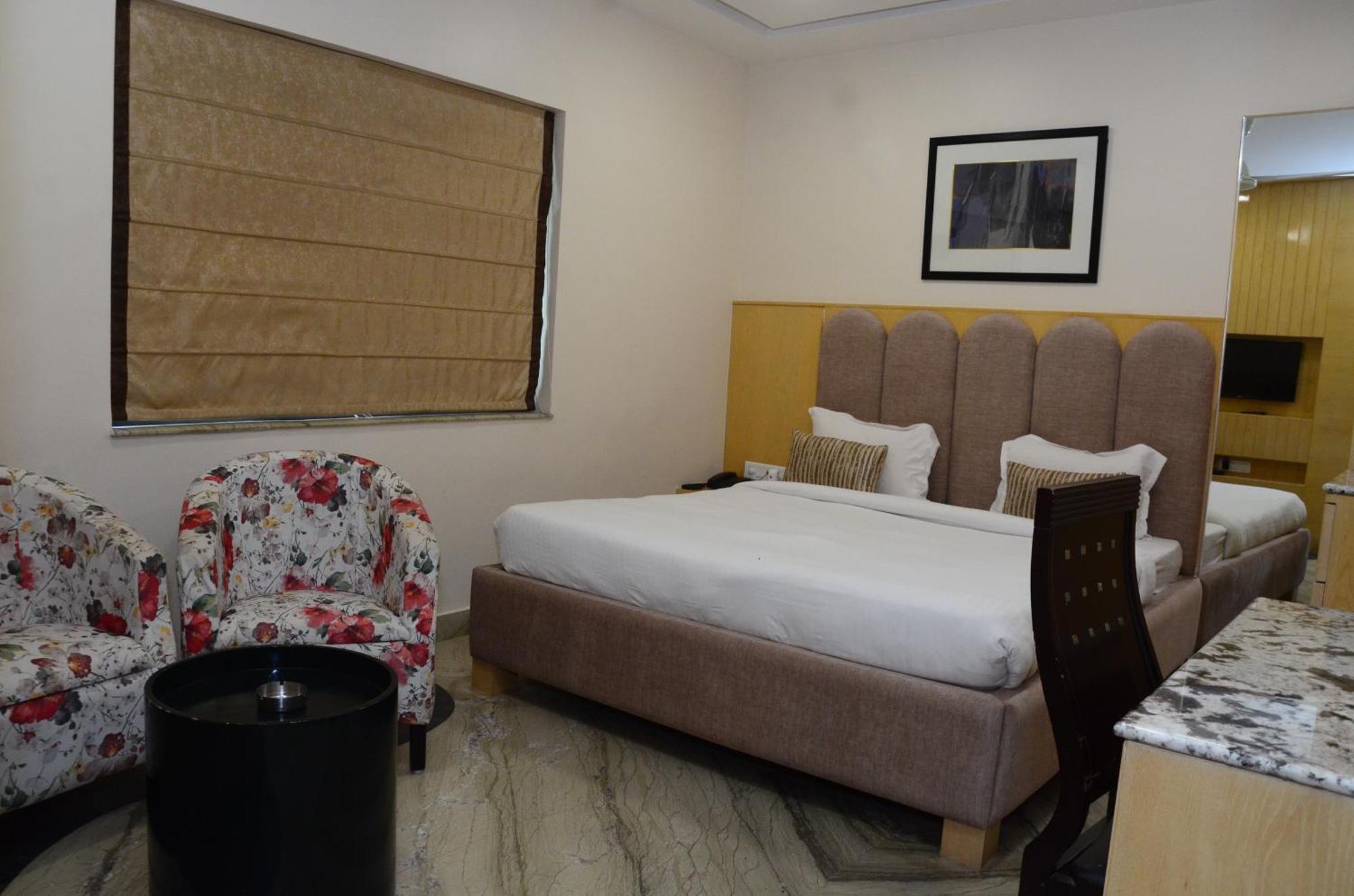 Crytsal Residency Hotel รานจี ภายนอก รูปภาพ