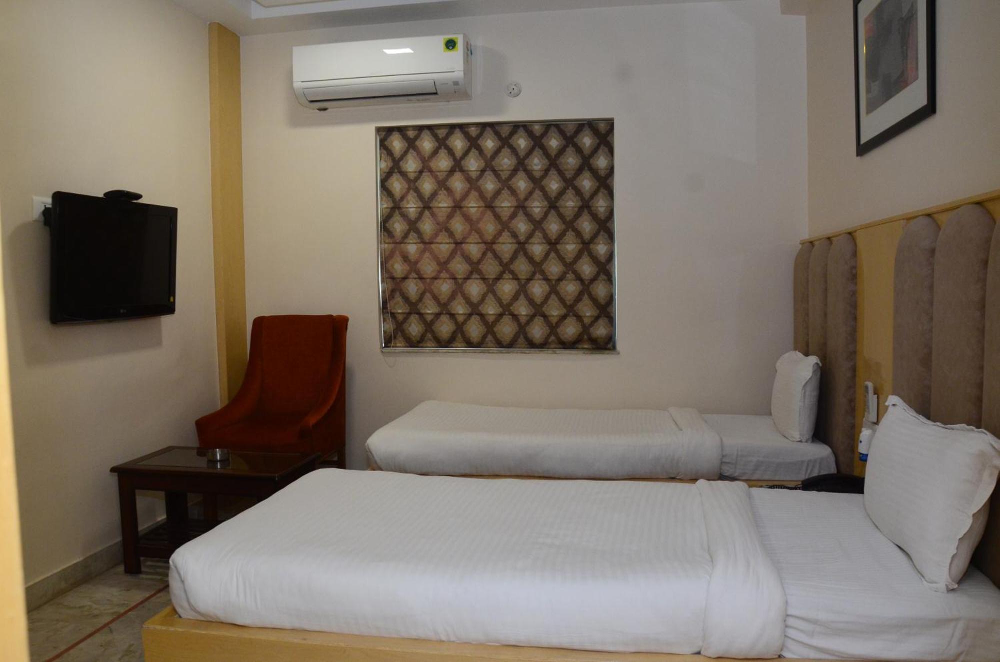 Crytsal Residency Hotel รานจี ภายนอก รูปภาพ